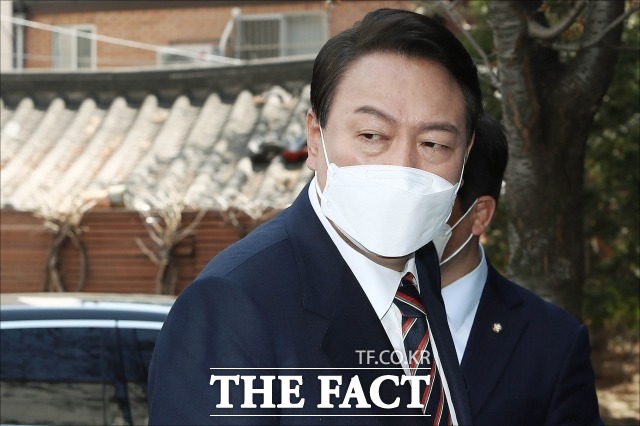 윤석열 대통령 당선인이 8일 오후 서울 종로구 통의동 제20대 대통령직인수위원회 집무실로 출근을 하고 있다. /인수위사진기자단