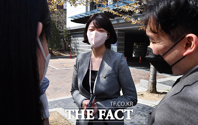 윤 당선인 집무실 앞에서 취재진의 질의에 답하고 있는 배 대변인의 모습. /인수위사진기자단