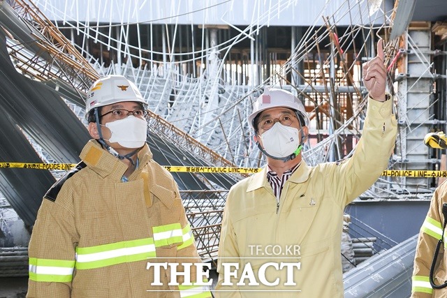 허태정 대전시장이 9일 저녁 선화동 아파트 슬라브 붕괴사고 현장을 둘러보고 있다. / 대전시 제공