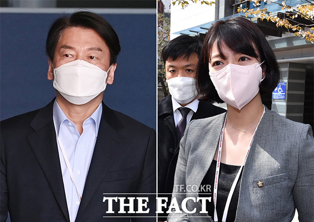 안철수 대통령직인수위원장이 10일 오전 서울 종로구 통의동 인수위 사무실에서 점심식사를 위해 외출하고 있다. 오른쪽은 인수위 사무실 앞에서 취재진의 질의를 받고 있는 배현진 대통령 당선인 대변인. /인수위사진기자단