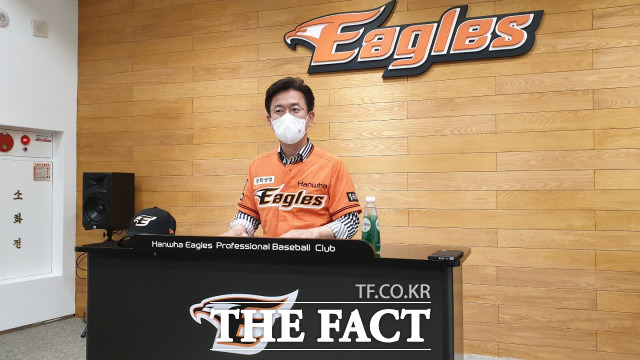 허태정 시장이 10일 한화생명이글스파크에서 허구연 KBO총재와 박찬혁 한화이글스 대표이사와 티타임을 가진 뒤 기자회견을 하고 있다. / 대전=최영규 기자