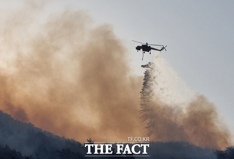서산 산불 현장에서 초대형 헬기가 물을 뿌리고 있다. / 산림청 제공