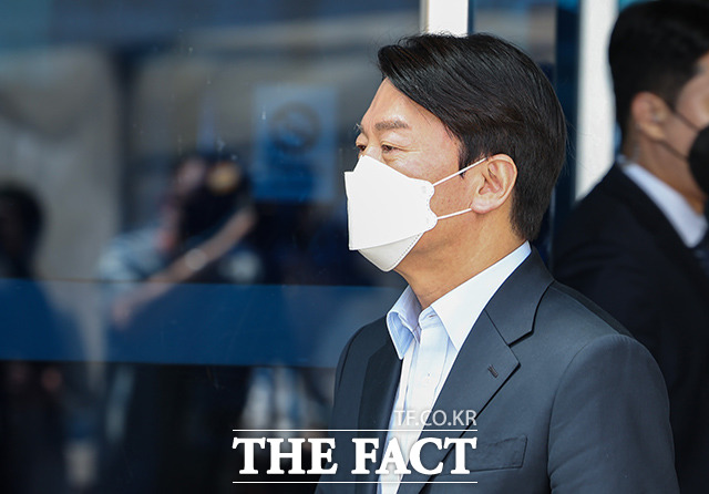 주말에도 인수위 사무실에 출근한 안 위원장의 모습. /인수위사진기자단