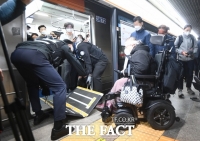  경찰, '이동권 시위' 전장연 활동가 검찰 송치