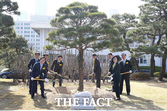 박병석 국회의장(왼쪽)이 11일 오전 서울 여의도 국회박물관 개관식을 마치고 참석자들과 기념식수 행사를 진행하고 있다./국회=이선화 기자