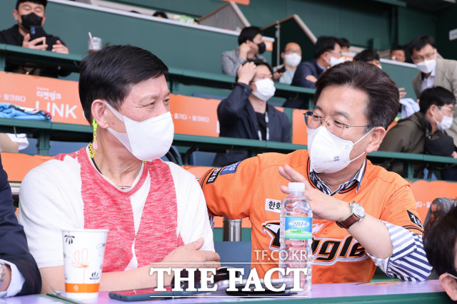 허태정(오른쪽) 대전시장과 허구연 KBO총재가 지난 10일 한화이글스 경기를 함께 관람하며 새 야구장 건립에 대해 의견을 나눴다. / 대전시 제공