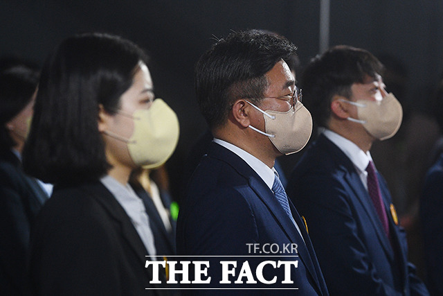 애국가 제창하는 박지현·윤호중 더불어민주당 공동비상대책위원장과 이준석 국민의힘 대표(왼쪽부터).