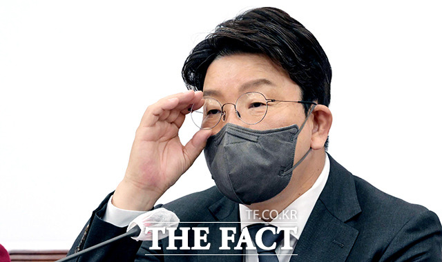 권성동 국민의힘 원내대표가 11일 오전 서울 여의도 국회에서 열린 최고위원회의에서 발언하는 중 안경을 고쳐쓰고 있다. /국회=이선화 기자