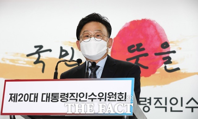 원일희 제20대 대통령직인수위원회 수석부대변인은 11일 오후 서울 종로구 통의동 대통령직인수위원회 브리핑룸에서 더불어민주당이 추진하고 있는 검수완박에 대해 엄중히 바라보고 있다는 입장을 밝혔다. /인수위사진기자단