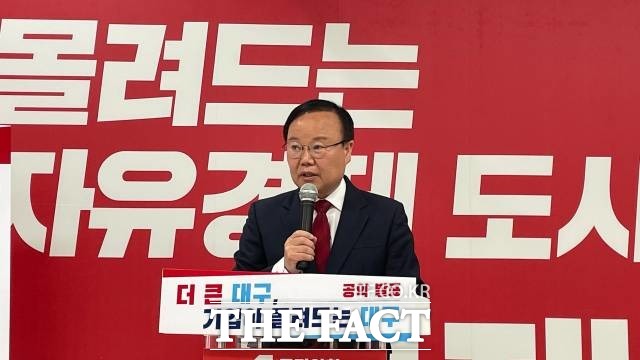 김재원 국민의힘 대구시장 예비후보는 제2대구의료원 건립 문제에 대해 적법하고 정상적인 의사결정으로 정책이 결정되었다면 그대로 집행하는 것이 후임자의 도리라며 제2대구의료원 건립 의사를 밝혔다. 11일 오전 공약 발표 기자회견에 답하는 김재원 예비후보 / 대구 = 박성원 기자