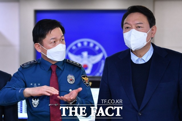 경찰이 윤석열 대통령 당선인 취임 후 집무실이 들어서는 서울 용산구 국방부 신청사 울타리 기준 반경 100m 이내 집회·시위를 금지한다. 왼쪽부터 최관호 서울경찰청장과 윤석열 대통령 당선인. /남윤호 기자