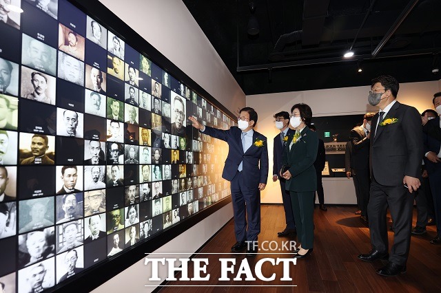 박병석 국회의장이 11일 리모델링해 새롭게 재탄생한 국회박물관을 둘러보고 있다. /국회 제공
