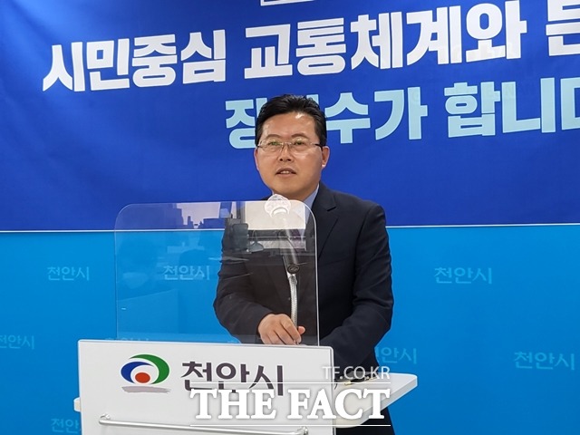 천안시장에 출마하는 장기수 예비후보가 11일 정책 공약을 발표하고 있다. / 천안 = 김아영 기자