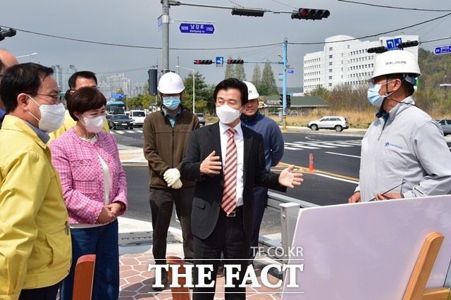 조규일(가운데) 진주시장이 금산교 확장공사 현장을 점검하고 있다./진주시 제공