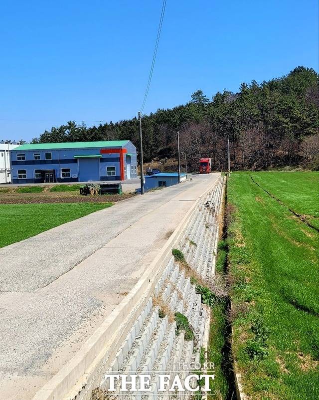 전남 함평군이 김경자 도의원의 회사 진입로에 옹벽블록을 쌓아 농로를 확·포장했다. / 제보자 제공