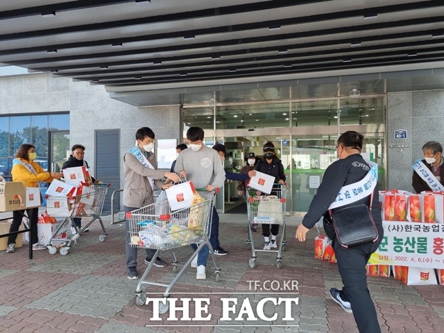 (사)한국농업경영인예산군연합회는 지난 4~6일까지(3일간) 제주도에서 예산군 농산물 홍보 및 나눔행사를 실시했다. / 한농연 제공