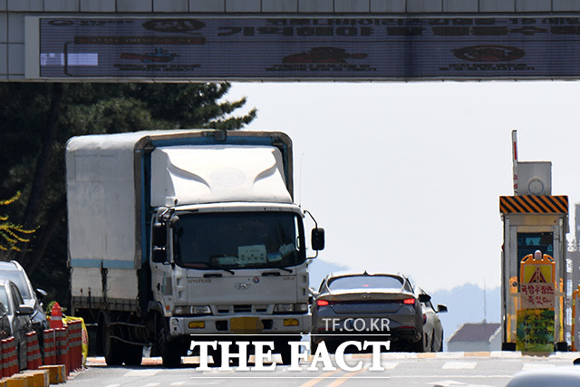 이동하는 이사 작업 차량.