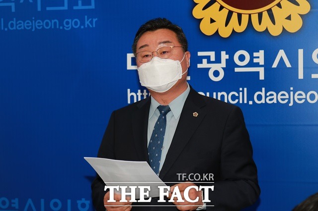 홍종원 대전시의원이 11일 시의회 기자실에서 기자회견을 열고 중구청장 출마 의사를 밝히고 있다. / 대전 = 김성서 기자