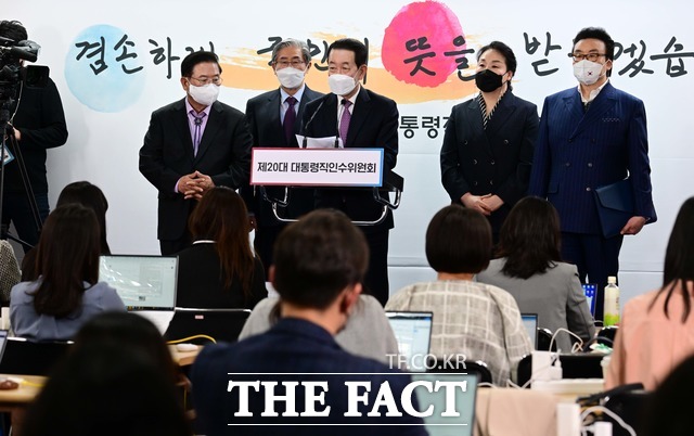 박주선 대통령취임준비위원장이 11일 오전 서울 종로구 통의동 인수위 기자회견장에서 취임식 관련 브리핑을 하고 있다. /인수위사진기자단