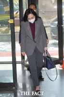  인사하며 출근하는 김현숙 여가부 장관 후보자 [포토]