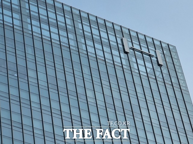 12일 하이브는 전 거래일보다 0.53% 오른 28만3500원에 장을 마감하면서 일주일 만에 상승 전환했다. /더팩트 DB