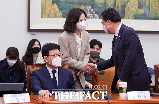 당 혁신방안 소통간담회 앞두고 윤관석 의원과 인사하는 박지현 비대위원장.