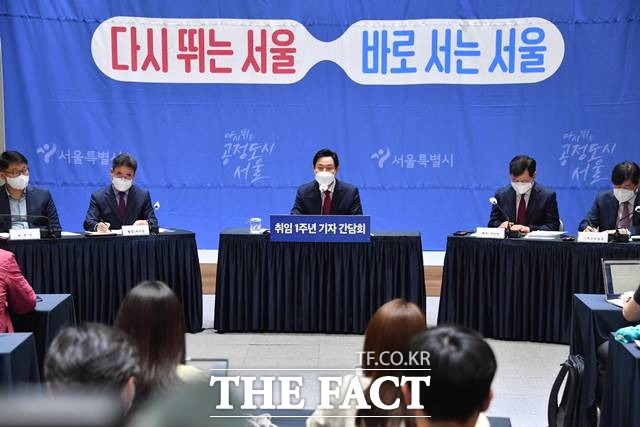 오세훈 서울시장이 12일 오전 시청에서 가진 취임 1주년 기자간담회에서 질문에 답하고 있다. /서울시 제공