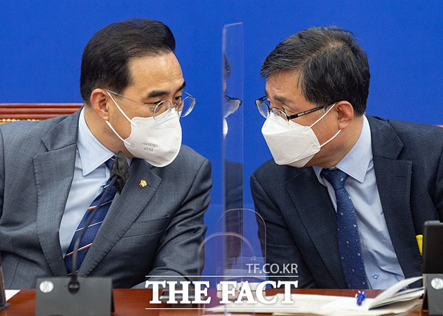 박홍근 더불어민주당 원내대표(왼쪽)와 김성환 정책위의장이 대화를 나누고 있다.