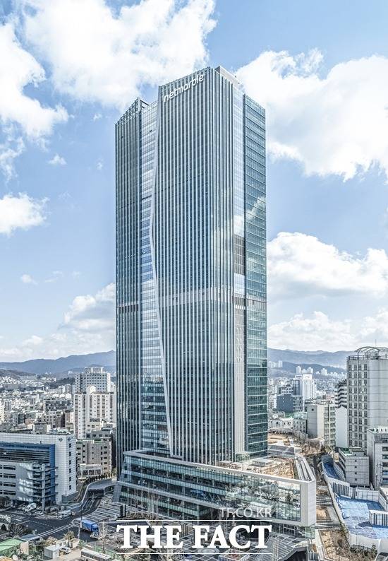 코웨이가 화장품 약 4만2000개를 서울 구로구에 전달했다. /코웨이 제공