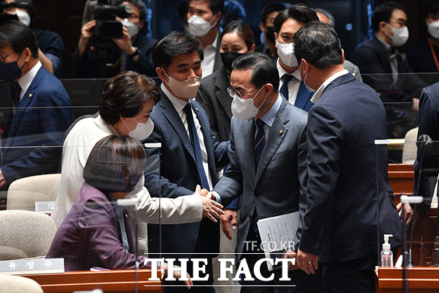 박홍근 원내대표(가운데)가 의원총회에 참석하며 정춘숙 의원 등 동료들과 인사하고 있다.