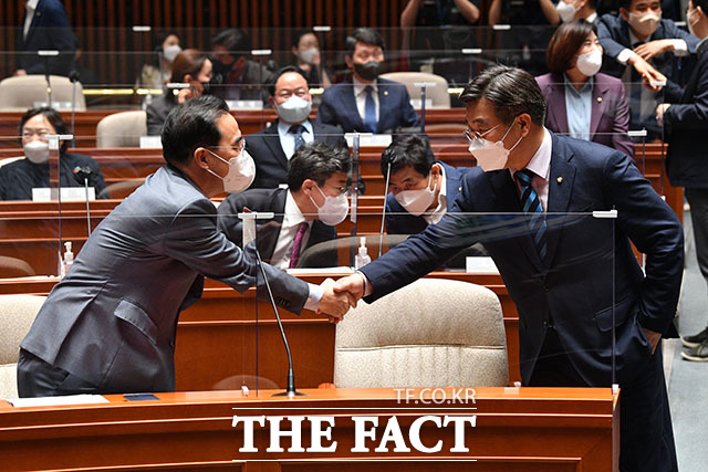 윤호중 공동비상대책위원장(오른쪽)이 총회에 참석하며 박홍근 원내대표와 악수하고 있다.