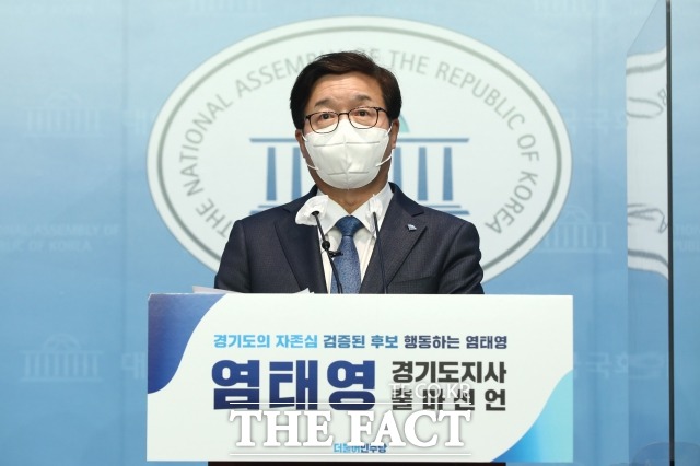 염태영 더불어민주당 경기도지사 예비후보는 12일 김동연 전 새로운물결 대표가 우리 민주당의 트로이목마가 될 수 있음을 지적하고 당 지도부에 철저한 검증을 요청해 왔다며 김 전 대표의 합당 절차가 마무리되면 후보 검증을 위한 공개토론의 자리를 마련해 달라고 요구했다. /이선화 기자