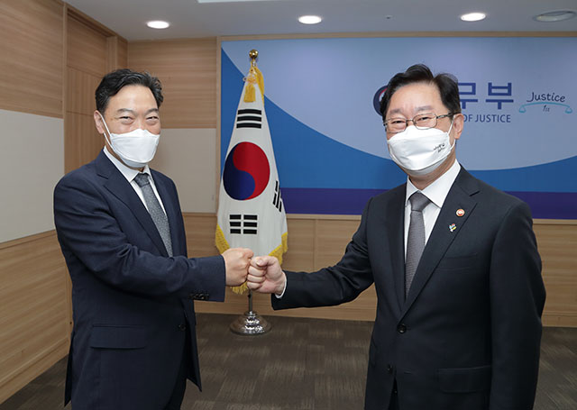 박범계 법무부 장관과 김오수 검찰총장이 수사권 폐지 문제를 놓고 긴급 회동한다. /법무부 제공