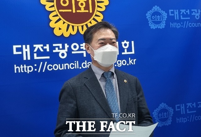 남진근 대전 동구청장 예비후보가 12일 대전시의회에서 학교시설 복합화 공약을 발표하고 있다. / 대전 = 김성서 기자