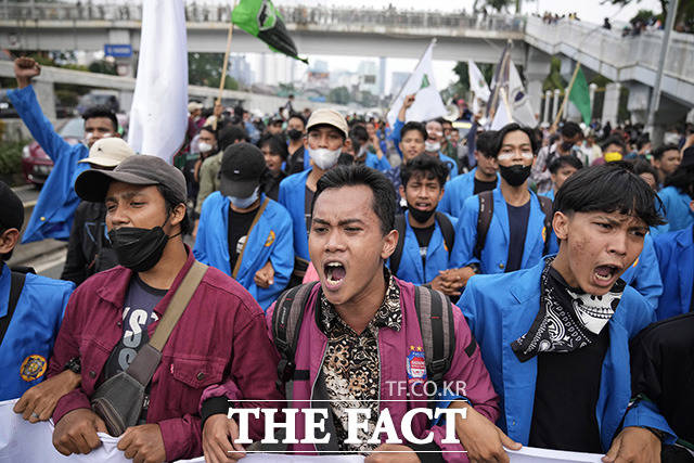 11일(현지시간) 인도네시아 자카르타 의회 밖에서 개헌 반대 시위 참석 대학생들이 구호를 외치고 있다. /자카르타=AP.뉴시스
