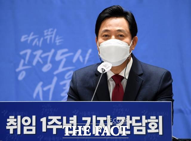 오세훈 서울시장이 주식 백지신탁 거부 논란을 두고 조만간 매각하겠다는 입장을 밝혔다. 오 시장이 12일 오전 시청에서 가진 취임 1주년 기자간담회에서 인삿말을 하고 있다. /서울시 제공