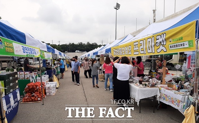 홍성군 농특산물 직거래장터가 봄을 맞아 본격 기지개를 켜고 손님들을 맞이한다. / 홍성군 제공