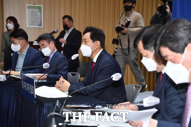 오세훈 서울시장이 12일 오전 시청에서 가진 취임 1주년 기자간담회에서 질문에 답하고 있다. /서울시 제공