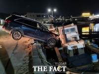  포항서 만취 30대, 차몰고 바다로 돌진‥계류 선박과 충돌