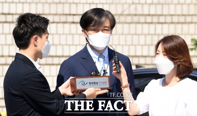 조국 전 법무부 장관이 2018년 6·13 지방선거를 앞두고 울산에 내려가 송철호 당시 울산시장 후보에 대한 지지를 부탁했다라고 보도한 기자들을 상대로 허위사실 적시에 의한 명예훼손을 호소하며 소송을 제기했으나 패소했다. 사진은 지난해 6월 서울중앙지법에서 열린 자녀 입시비리 의혹 관련 사건 공판에 출석한 조 전 장관(가운데)의 모습. /임영무 기자