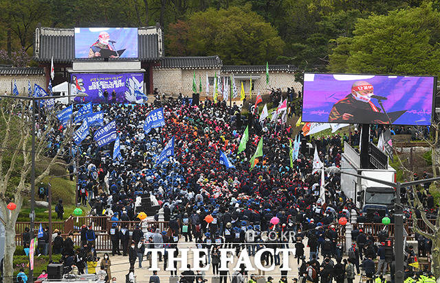 민주노총 회원들이 13일 오후 서울 종로구 종묘공원에서 열린차별없는 노동권·질 좋은 일자리 쟁취 결의대회에 참석하고 있다. /이동률 기자