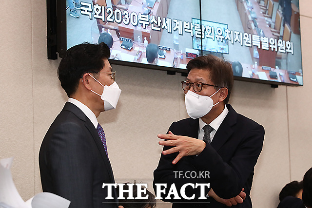 노형욱 국토교통부 장관(왼쪽)과 박형준 부산시장이 대화하고 있다.