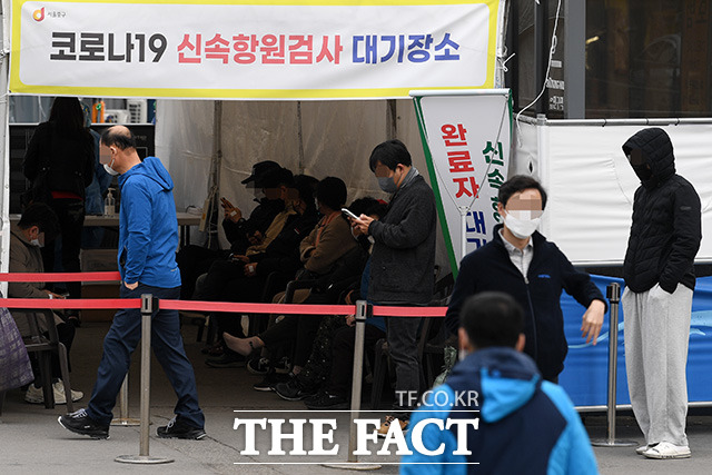 정부가 집단면역을 통한 코로나19 종식은 어렵다는 의견을 내놓았다. 3월23일 오전 서울 중구 서울역 광장 임시선별검사소에 마련된 신속항원검사 대기장소에서 시민들이 검사 결과를 기다리고 있다. /남용희 기자