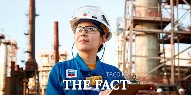 국제유가 상승에 12일(현지시각)미국 석유메이저 셰브런 주각 2.1% 오른 것을 배롯해 석유회사 주가가 급등했다. 셰브런 직원이 정유공장을 점검하고 있다. /셰브런