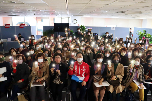 여성계 일부 리더들이 이장우 후보 지지를 선언한 후 기념촬영을 하고 있다. /이장우 선거캠프 제공