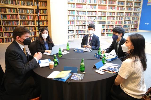 한국고등교육재단이 12일 주한 스웨덴 대사관과 함께 방한 중인 스웨덴 의회의장단을 초청해 민주주의의 미래: 한국, 스웨덴을 넘어 세계로를 주제로 토론회를 개최했다. /한국고등교육재단 제공