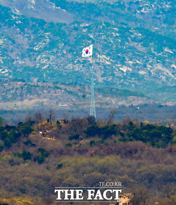북한 기정동마을과 마주보고 있는 대한민국 비무장지대 내 위치한 대성동마을의 태극기 깃대.