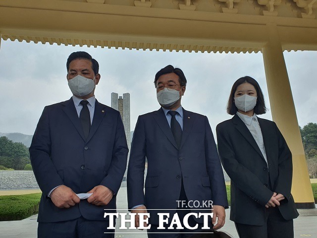 더불어민주당 윤호중 공동비상대책위원장(사진 가운데)가 13일 국립대전현충원을 참배한 뒤 기자들과 만나 대화를 나누고 있다. / 대전 = 김성서 기자