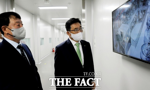 한국농수산식품유통공사 김춘진 사장(오른쪽)이 인삼·홍삼제품 제조 전문업체인 ㈜다정을 방문해 시설을 둘러보고 있다. / aT 제공
