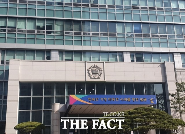 법원이 공무집행방해 혐의로 재판에 넘겨진 40대에 대해 징역형 집행유예 1년을 선고했다. 대구지방법원 서부지원 전경/대구=김채은 기자